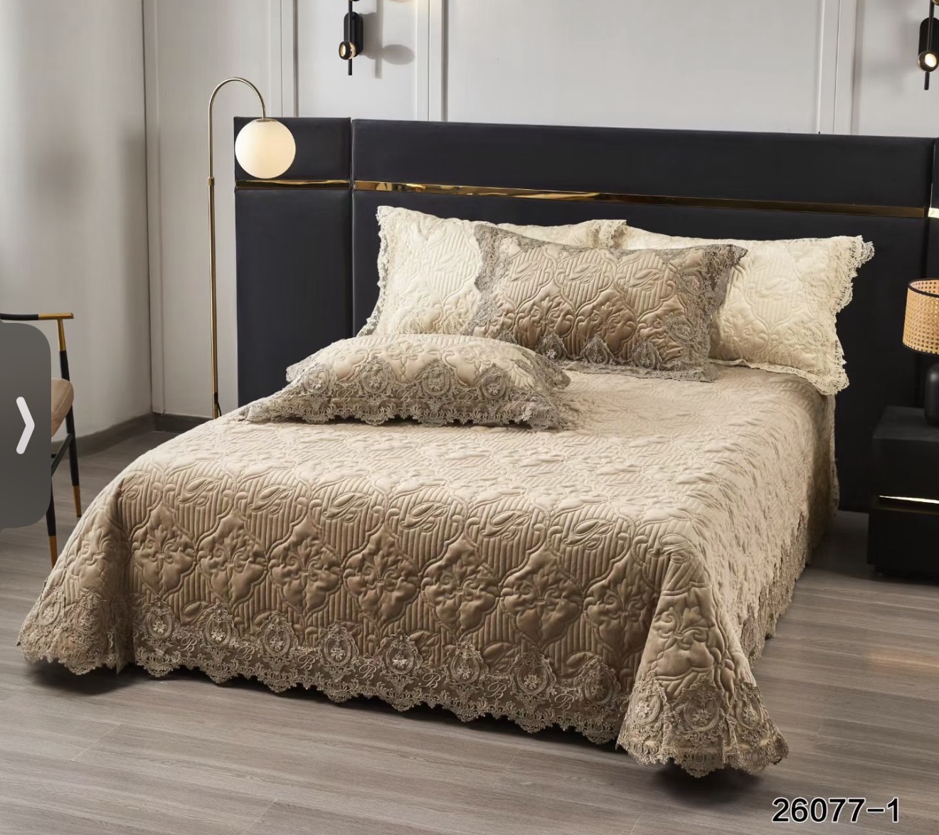 Blumarine 2026 · Стьобане велюрове покривало з мереживом